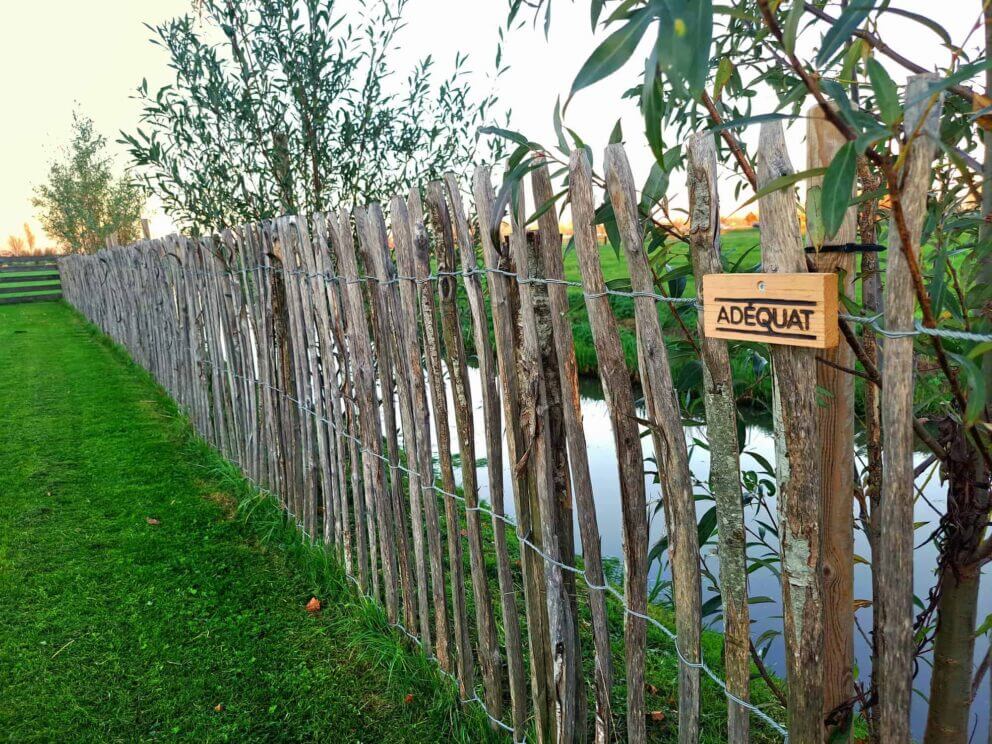 Clôture ganivielle française en bois de châtaignier de 120 cm de hauteur et avec un espacement de 6 cm. entre les lattes.