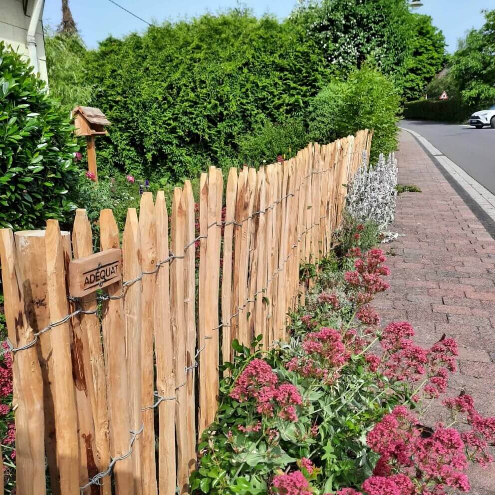 Clôture ganivielle française en bois de châtaignier de 100 cm de hauteur et avec un espacement de 4 cm. entre les lattes.