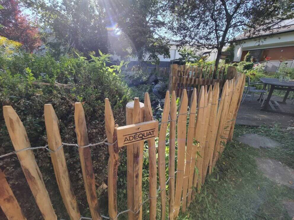 Clôture ganivielle française en bois de châtaignier de 100 cm de hauteur et avec un espacement de 4 cm. entre les lattes.