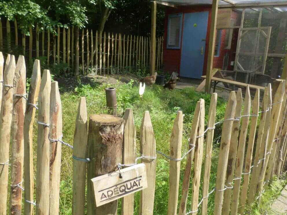 Clôture ganivielle française en bois de châtaignier de 100 cm de hauteur et avec un espacement de 8 cm. entre les lattes.