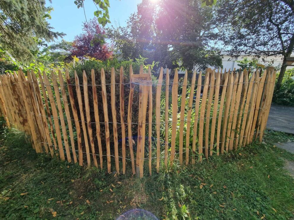 Clôture ganivielle française en bois de châtaignier de 100 cm de hauteur et avec un espacement de 4 cm. entre les lattes.