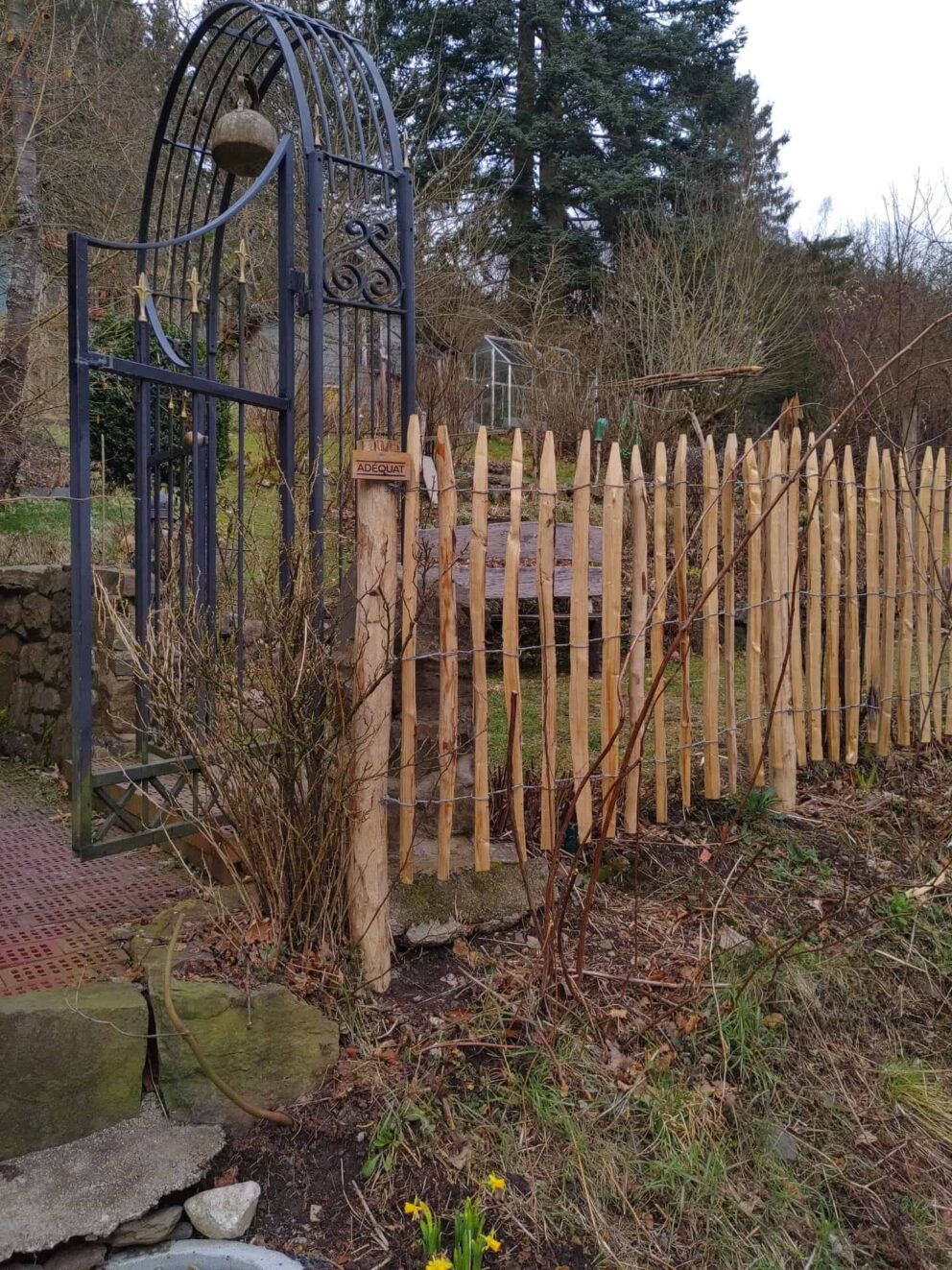 Clôture ganivielle française en bois de châtaignier de 100 cm de hauteur et avec un espacement de 6 cm. entre les lattes.