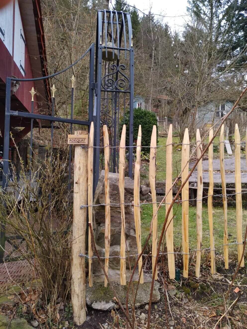 Clôture ganivielle française en bois de châtaignier de 100 cm de hauteur et avec un espacement de 6 cm. entre les lattes.