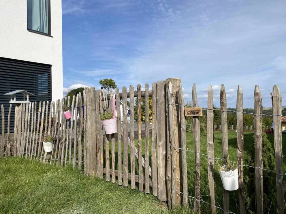 Clôture ganivielle française en bois de châtaignier de 100 cm de hauteur et avec un espacement de 6 cm. entre les lattes.