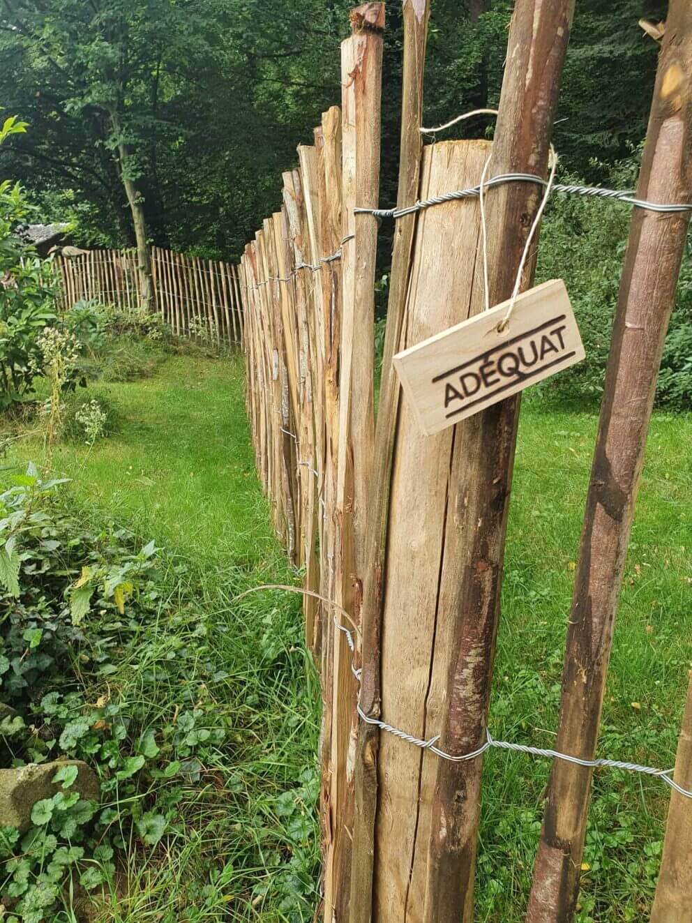 Clôture ganivielle française en bois de châtaignier de 120 cm de hauteur et avec un espacement de 6 cm. entre les lattes.