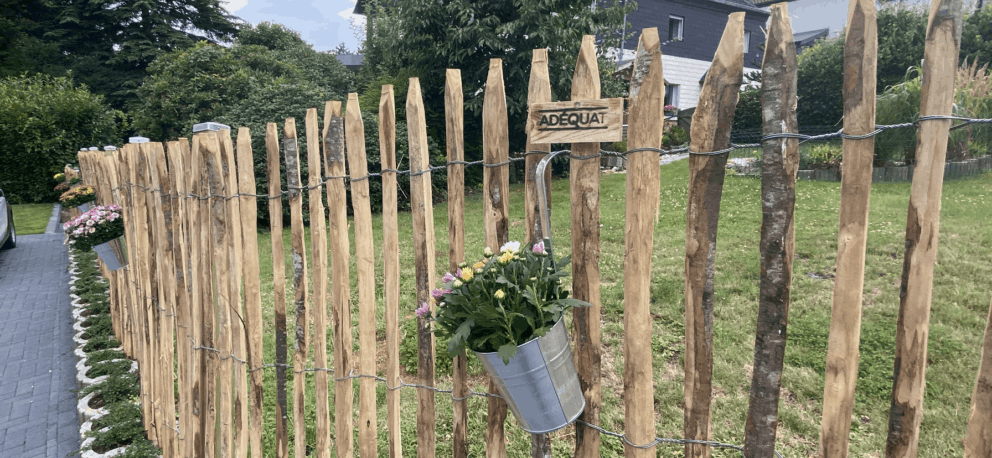 Clôture ganivielle française en bois de châtaignier de 120 cm de hauteur et avec un espacement de 4 cm. entre les lattes.