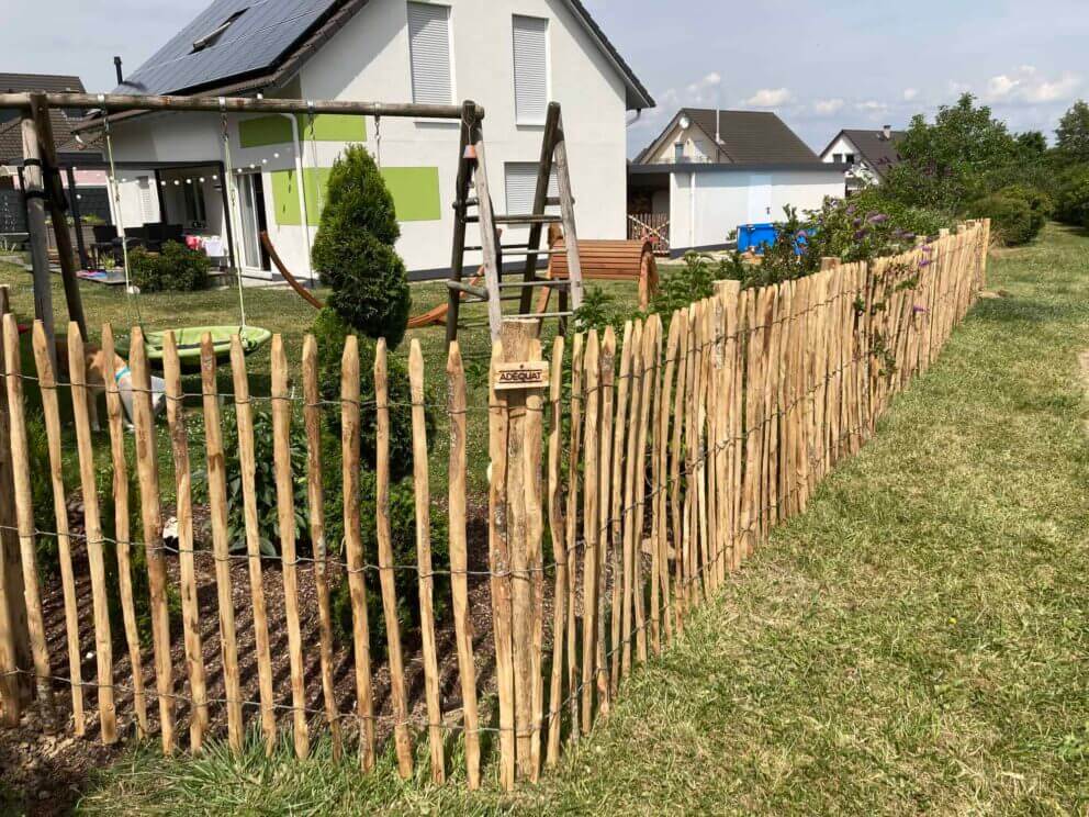 Clôture ganivielle française en bois de châtaignier de 120 cm de hauteur et avec un espacement de 6 cm. entre les lattes.