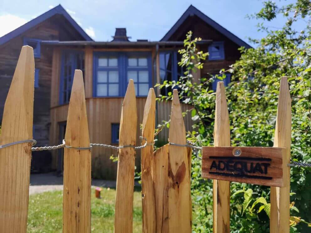 Clôture ganivielle française en bois de châtaignier de 120 cm de hauteur et avec un espacement de 6 cm. entre les lattes.