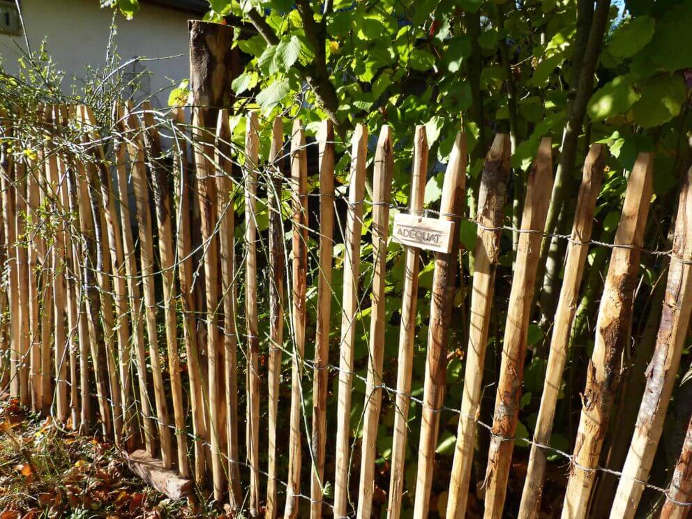 Clôture ganivielle française en bois de châtaignier de 120 cm de hauteur et avec un espacement de 4 cm. entre les lattes.