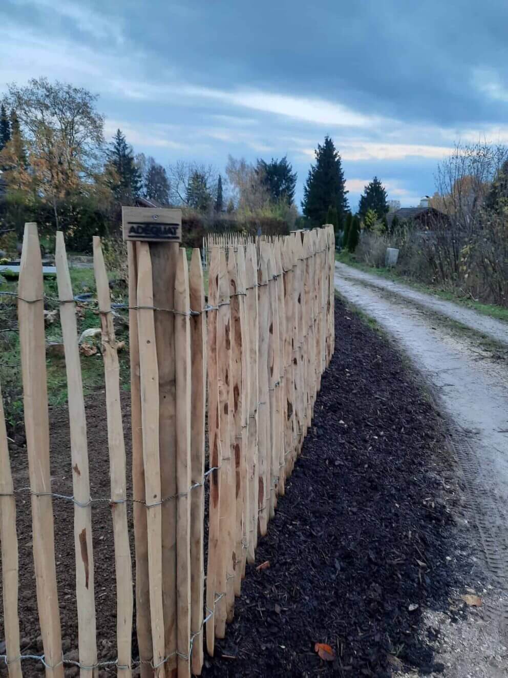 Clôture ganivielle française en bois de châtaignier de 120 cm de hauteur et avec un espacement de 4 cm. entre les lattes.