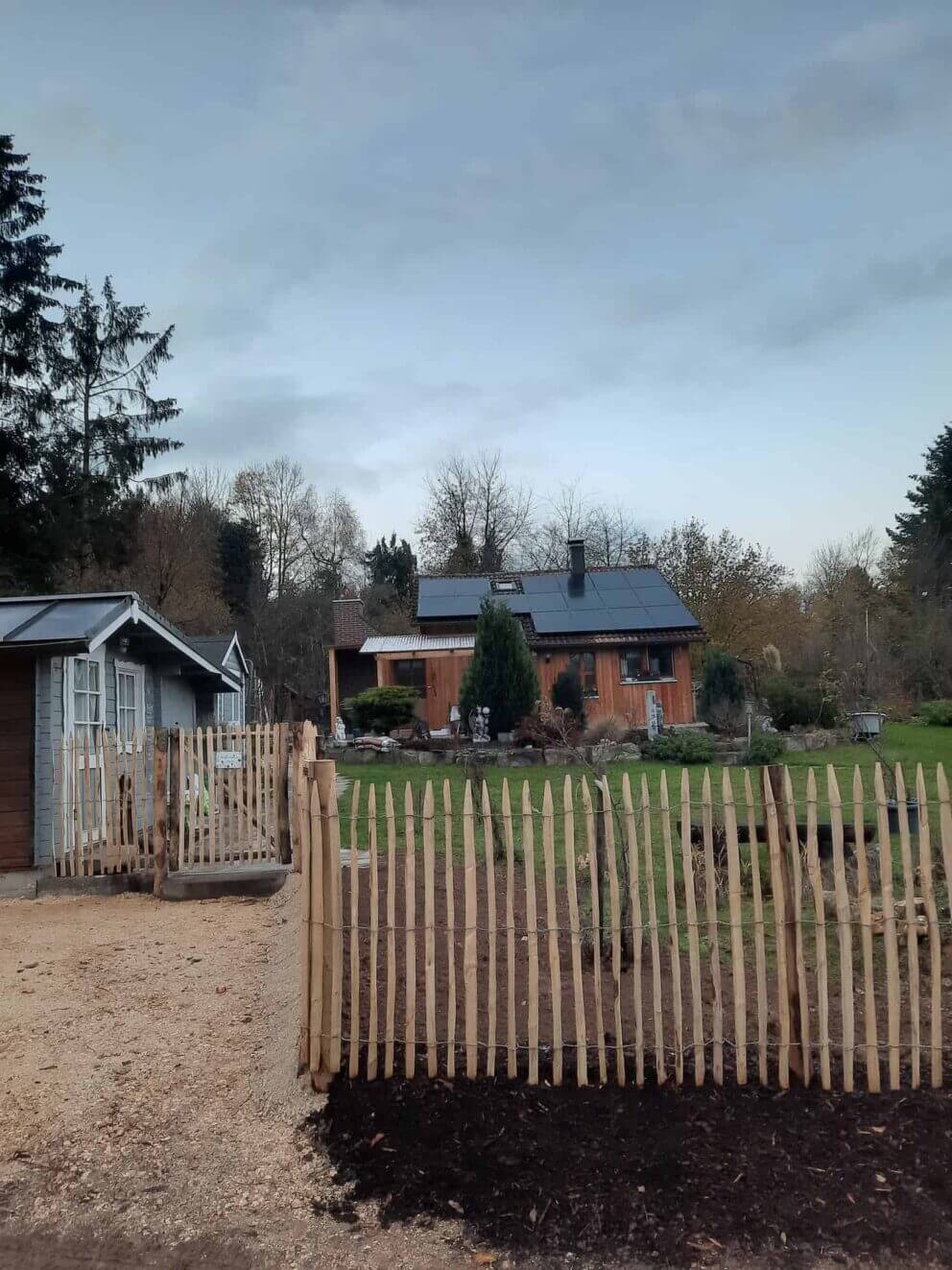 Clôture ganivielle française en bois de châtaignier de 120 cm de hauteur et avec un espacement de 4 cm. entre les lattes.