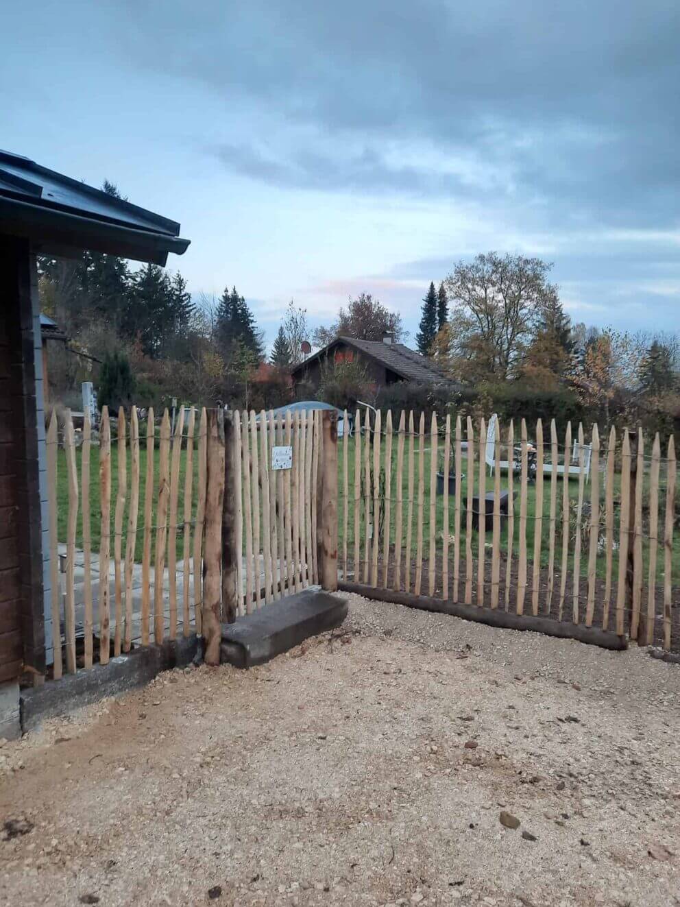 Clôture ganivielle française en bois de châtaignier de 120 cm de hauteur et avec un espacement de 4 cm. entre les lattes.