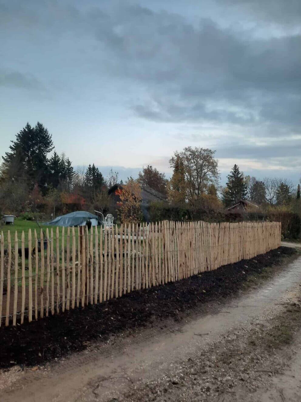 Clôture ganivielle française en bois de châtaignier de 120 cm de hauteur et avec un espacement de 4 cm. entre les lattes.