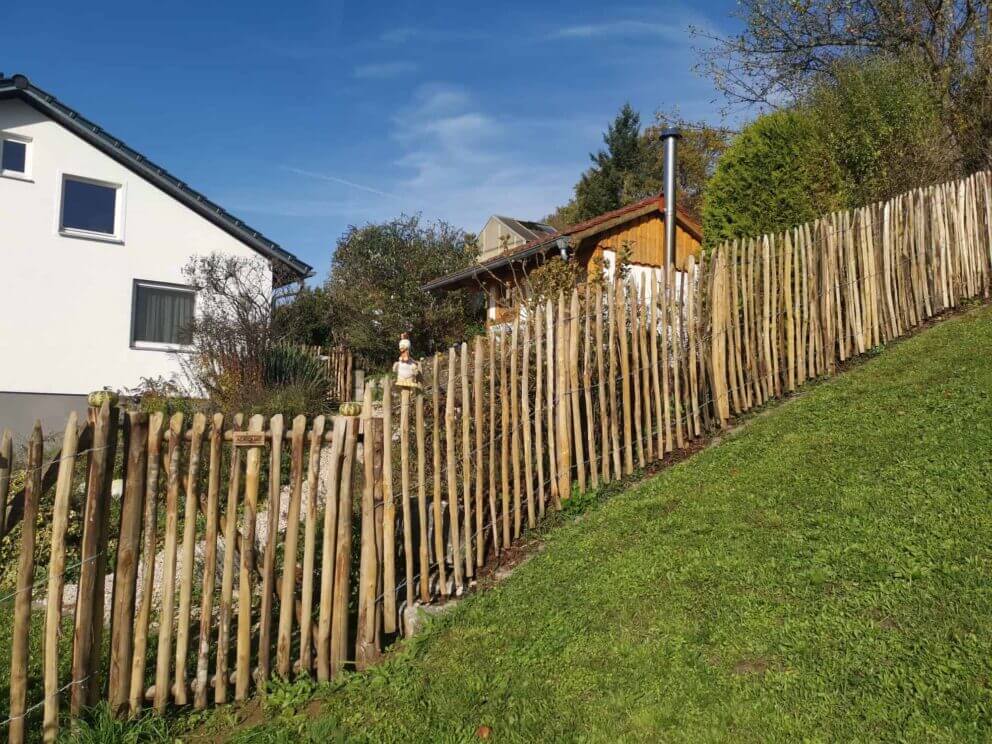 Clôture ganivielle française en bois de châtaignier de 120 cm de hauteur et avec un espacement de 6 cm. entre les lattes.