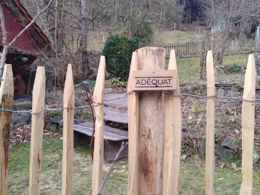 Clôture ganivielle française en bois de châtaignier de 100 cm de hauteur et avec un espacement de 6 cm. entre les lattes.