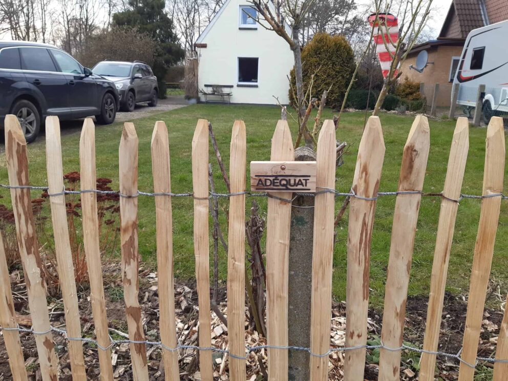 Clôture ganivielle française en bois de châtaignier de 100 cm de hauteur et avec un espacement de 4 cm. entre les lattes.