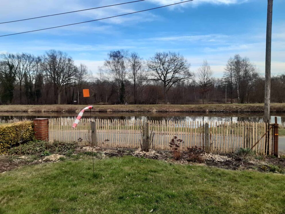 Clôture ganivielle française en bois de châtaignier de 100 cm de hauteur et avec un espacement de 4 cm. entre les lattes.