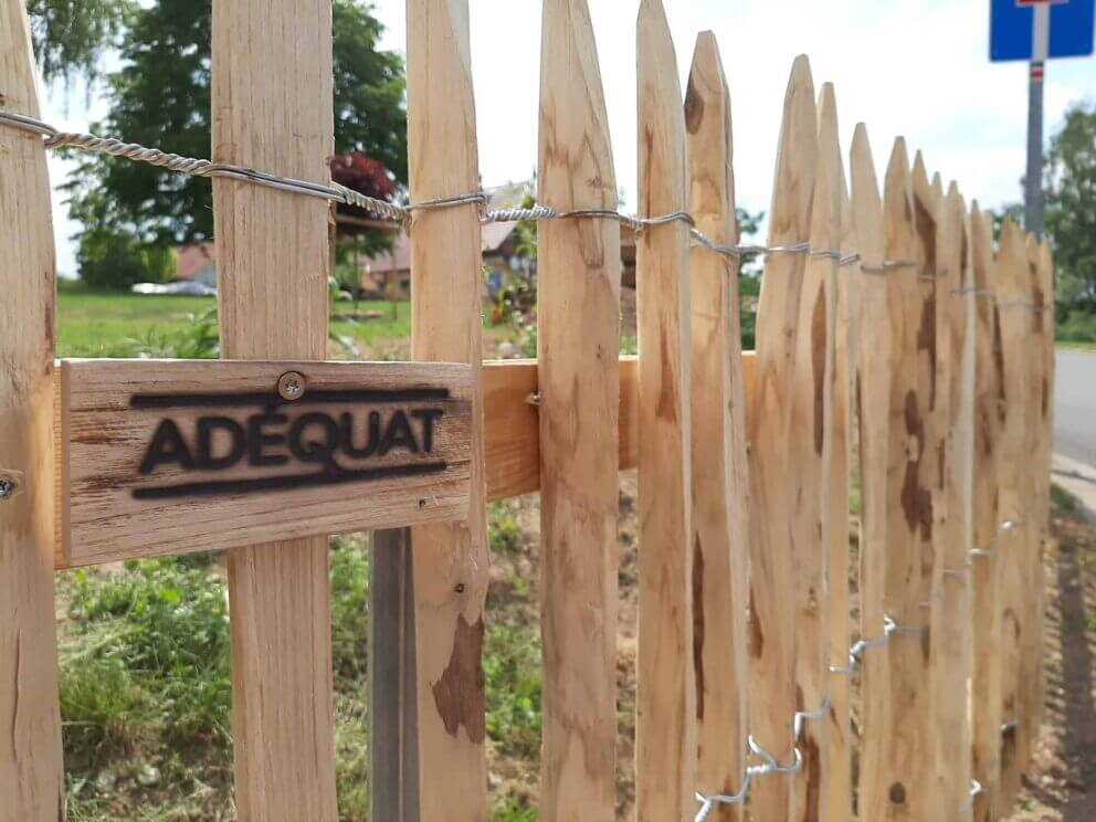 Clôture ganivielle française en bois de châtaignier de 100 cm de hauteur et avec un espacement de 4 cm. entre les lattes.