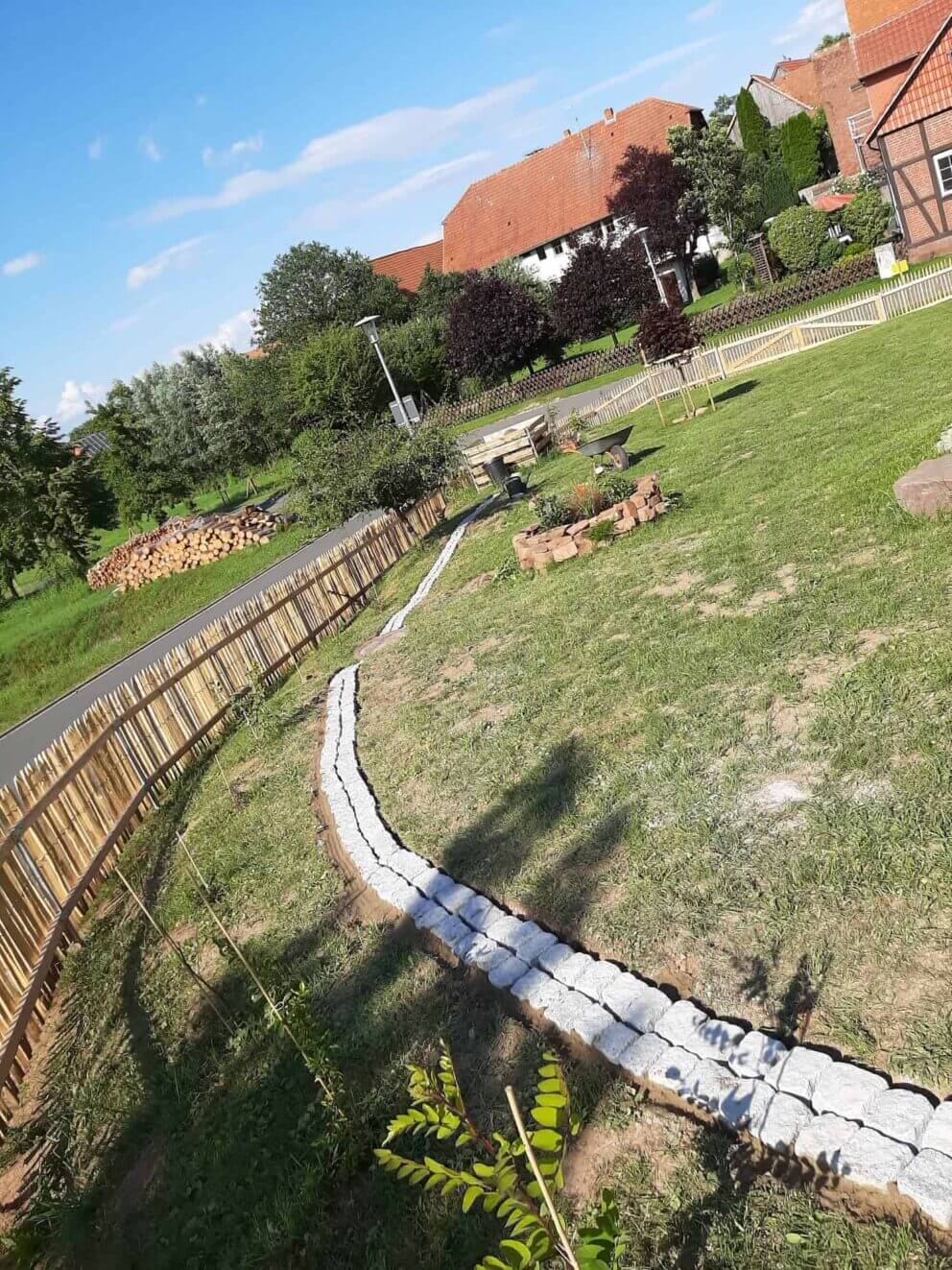 Clôture ganivielle française en bois de châtaignier de 100 cm de hauteur et avec un espacement de 4 cm. entre les lattes.