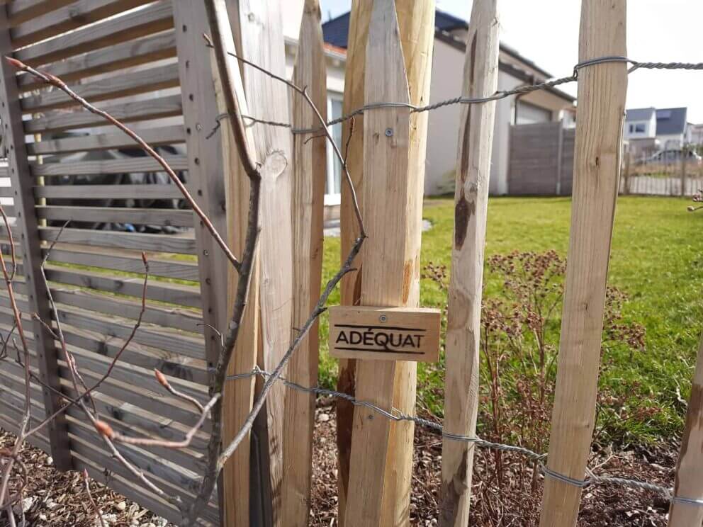 Clôture ganivielle française en bois de châtaignier de 100 cm de hauteur et avec un espacement de 6 cm. entre les lattes.