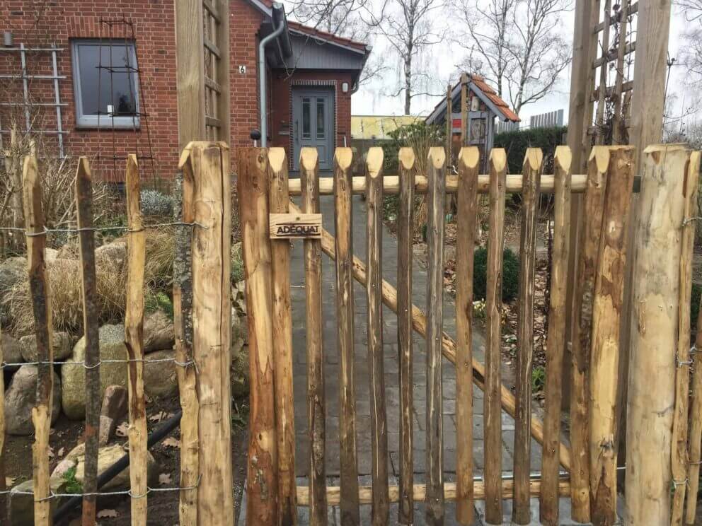 Clôture ganivielle française en bois de châtaignier de 100 cm de hauteur et avec un espacement de 8 cm. entre les lattes.