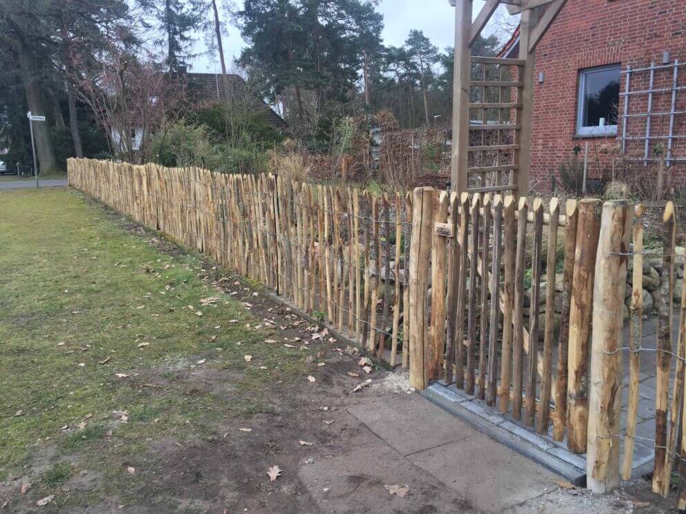 Clôture ganivielle française en bois de châtaignier de 100 cm de hauteur et avec un espacement de 8 cm. entre les lattes.