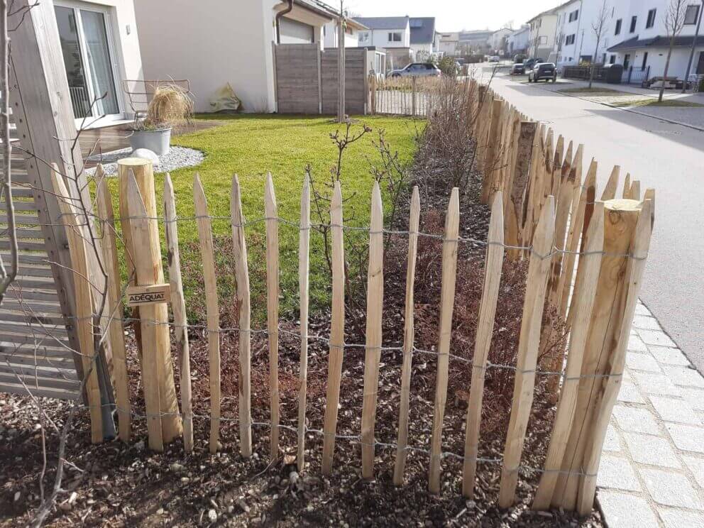 Clôture ganivielle française en bois de châtaignier de 100 cm de hauteur et avec un espacement de 6 cm. entre les lattes.