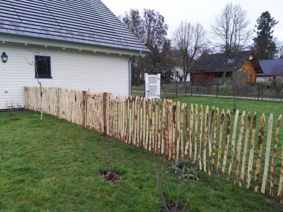 Clôture ganivielle française en bois de châtaignier de 100 cm de hauteur et avec un espacement de 4 cm. entre les lattes.