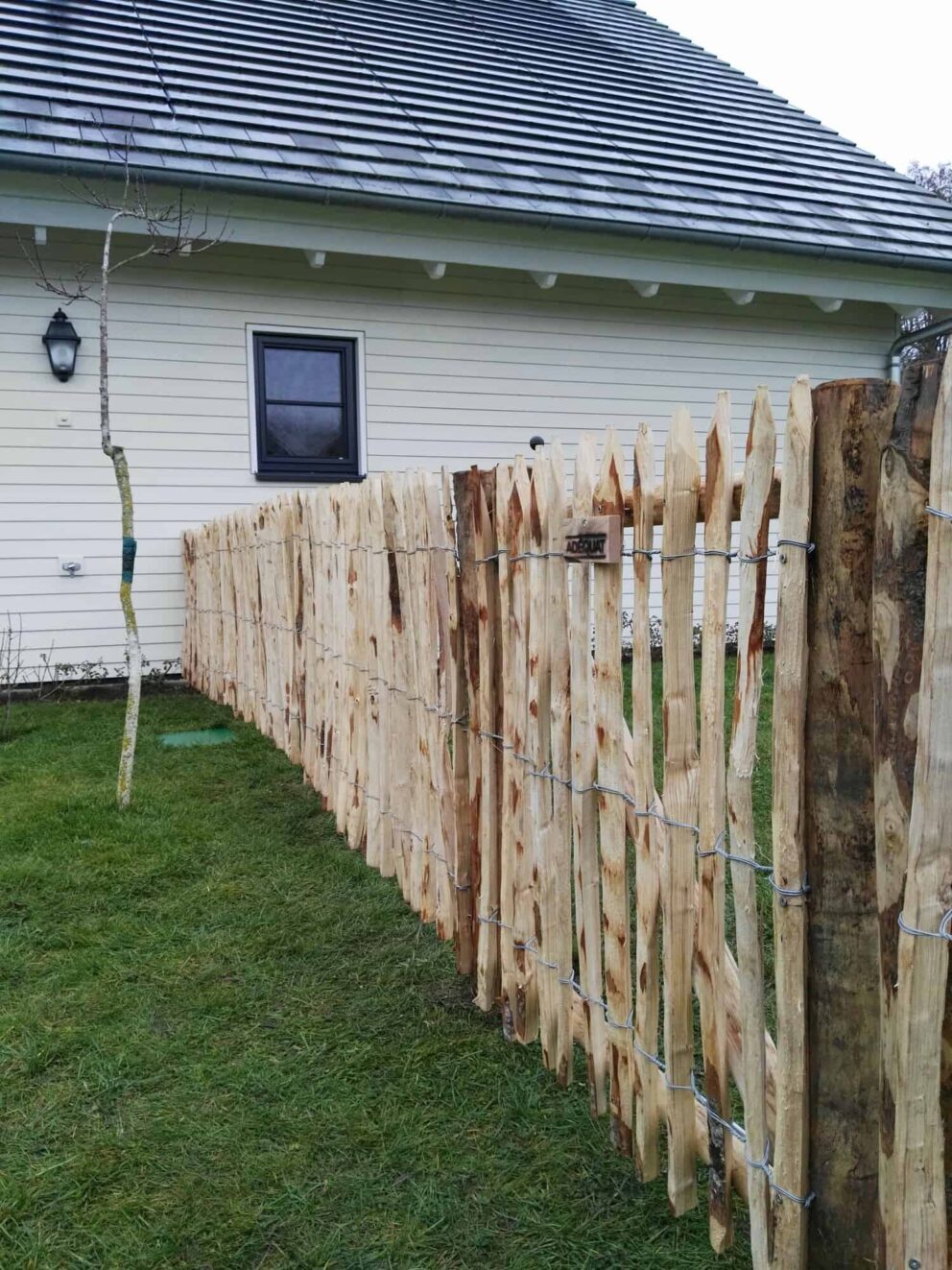 Clôture ganivielle française en bois de châtaignier de 100 cm de hauteur et avec un espacement de 4 cm. entre les lattes.