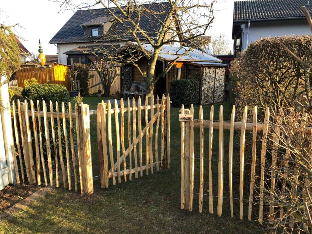 Clôture ganivielle française en bois de châtaignier de 100 cm de hauteur et avec un espacement de 4 cm. entre les lattes.