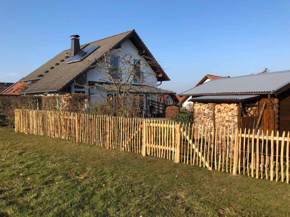 Clôture ganivielle française en bois de châtaignier de 100 cm de hauteur et avec un espacement de 4 cm. entre les lattes.