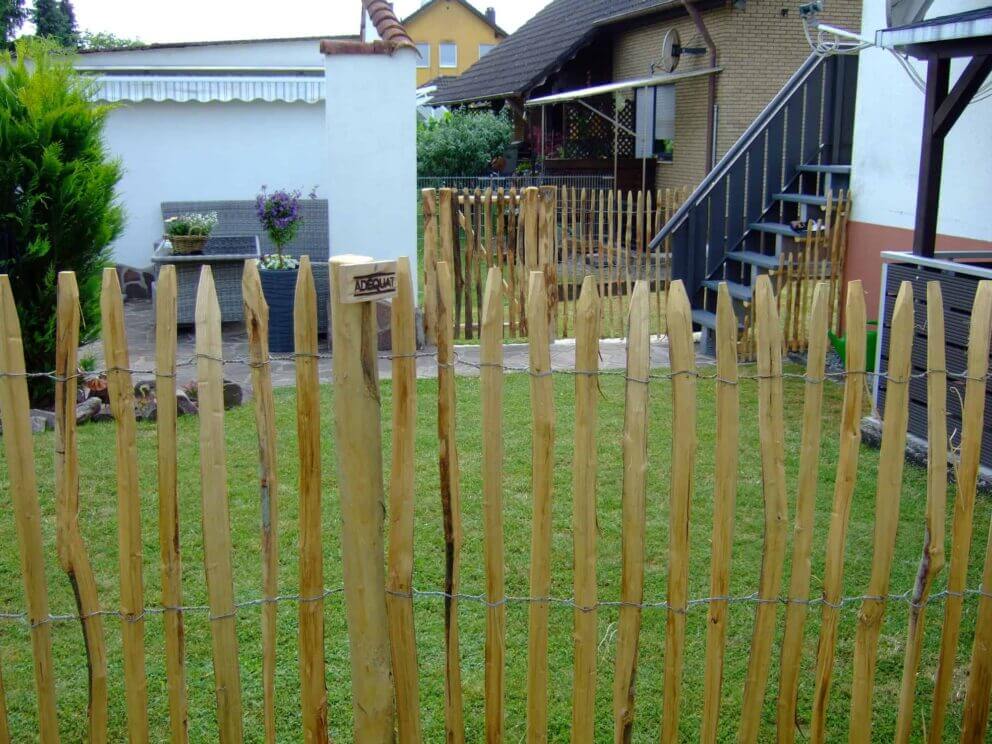 Clôture ganivielle française en bois de châtaignier de 120 cm de hauteur et avec un espacement de 4 cm. entre les lattes.