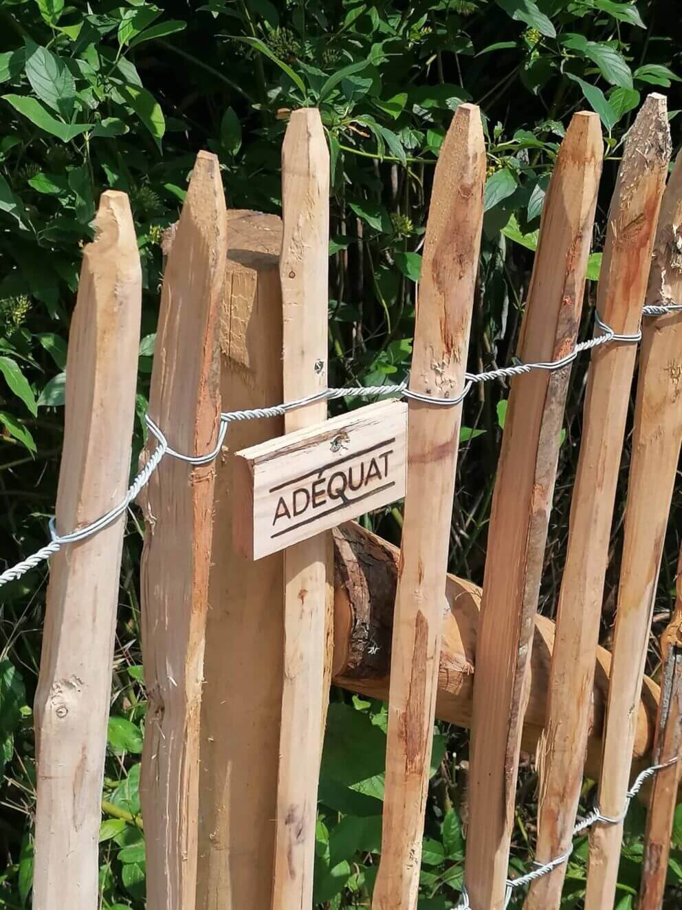 Clôture ganivielle française en bois de châtaignier de 120 cm de hauteur et avec un espacement de 6 cm. entre les lattes.