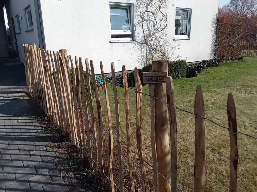 Clôture ganivielle française en bois de châtaignier de 120 cm de hauteur et avec un espacement de 10 cm. entre les lattes.