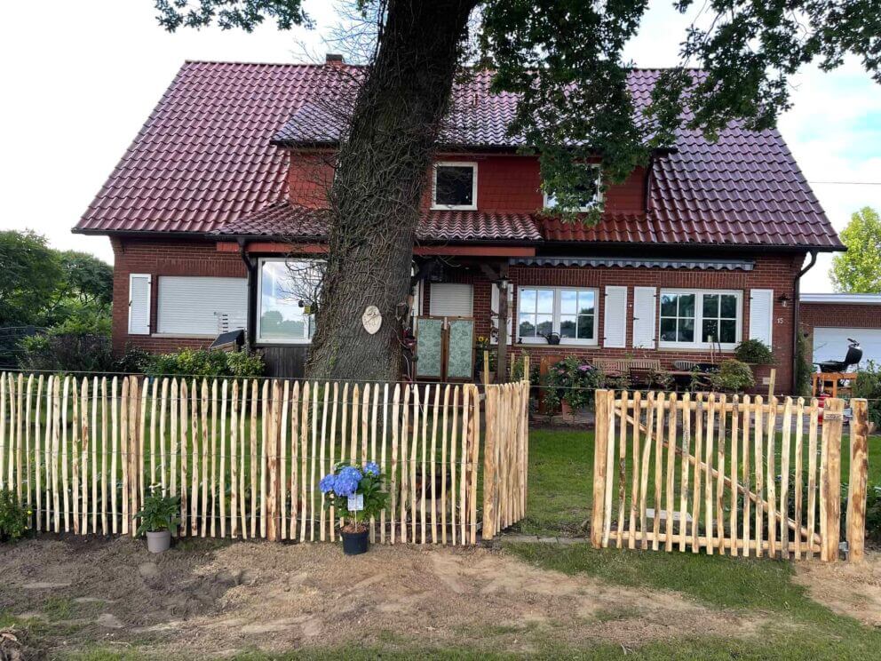 Clôture ganivielle française en bois de châtaignier de 120 cm de hauteur et avec un espacement de 4 cm. entre les lattes.