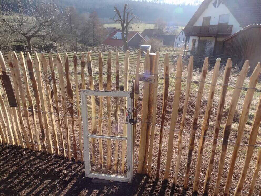 Clôture ganivielle française en bois de châtaignier de 120 cm de hauteur et avec un espacement de 4 cm. entre les lattes.