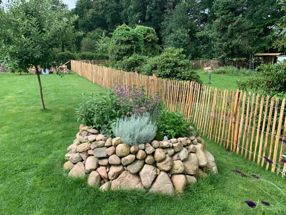 Clôture ganivielle française en bois de châtaignier de 120 cm de hauteur et avec un espacement de 4 cm. entre les lattes.