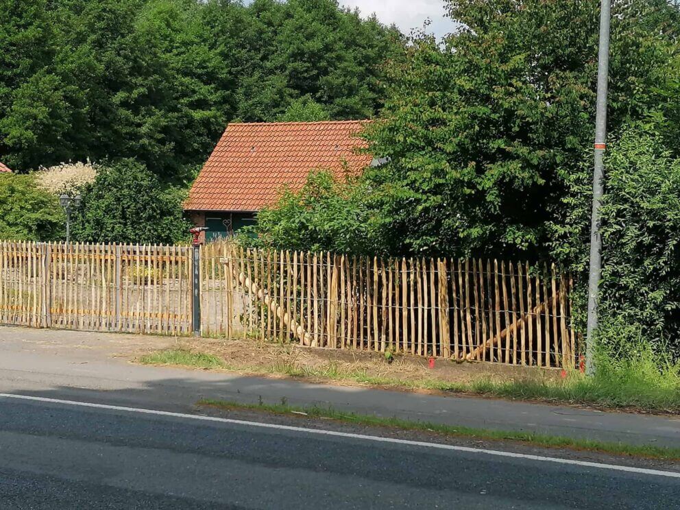 Clôture ganivielle française en bois de châtaignier de 120 cm de hauteur et avec un espacement de 6 cm. entre les lattes.