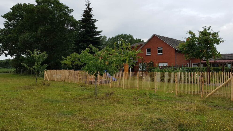 Clôture ganivielle française en bois de châtaignier de 120 cm de hauteur et avec un espacement de 4 cm. entre les lattes.