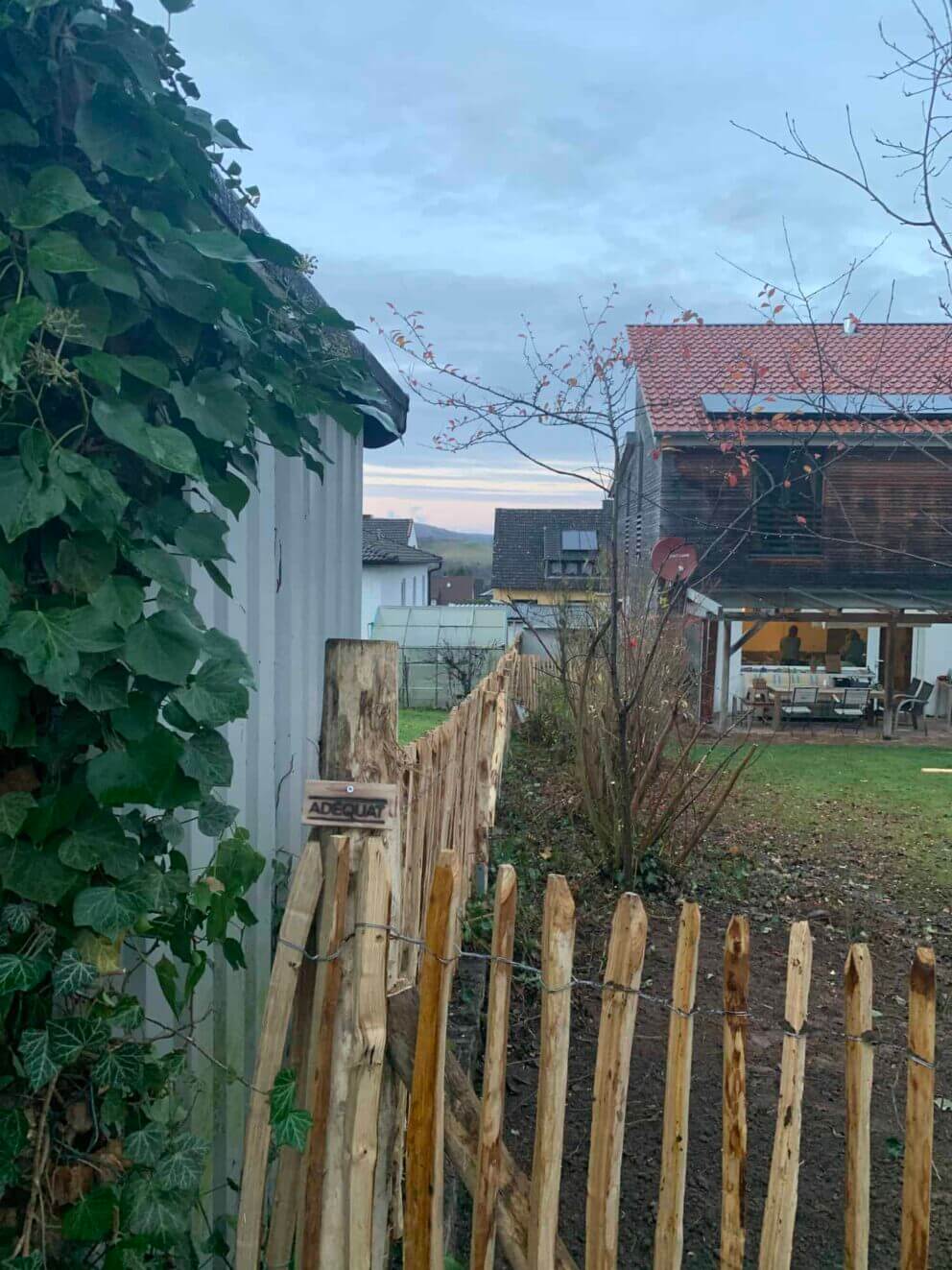 Clôture ganivielle française en bois de châtaignier de 120 cm de hauteur et avec un espacement de 4 cm. entre les lattes.