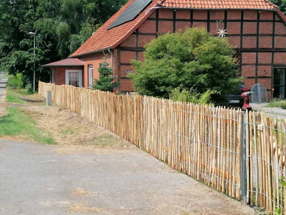 Clôture ganivielle française en bois de châtaignier de 120 cm de hauteur et avec un espacement de 6 cm. entre les lattes.