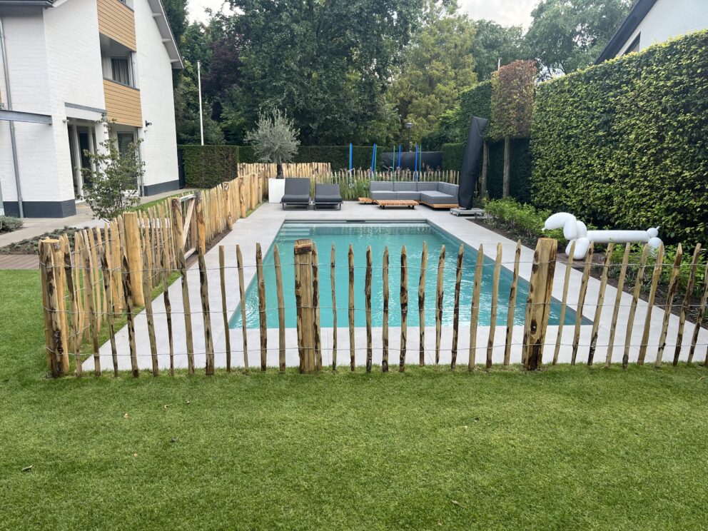 Clôture ganivielle française en bois de châtaignier de 100 cm de hauteur et avec un espacement de 10 cm. entre les lattes.