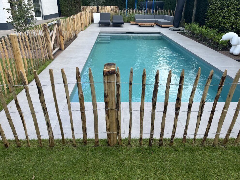 Clôture ganivielle française en bois de châtaignier de 100 cm de hauteur et avec un espacement de 10 cm. entre les lattes.