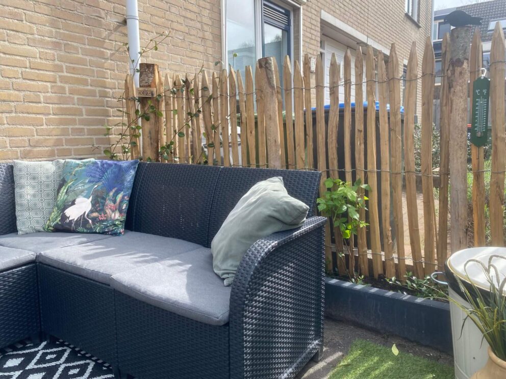 Clôture ganivielle française en bois de châtaignier de 120 cm de hauteur et avec un espacement de 2 cm. entre les lattes.