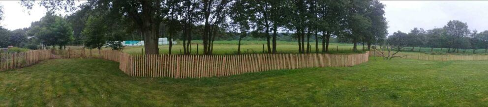 Clôture ganivielle française en bois de châtaignier de 120 cm de hauteur et avec un espacement de 6 cm. entre les lattes.