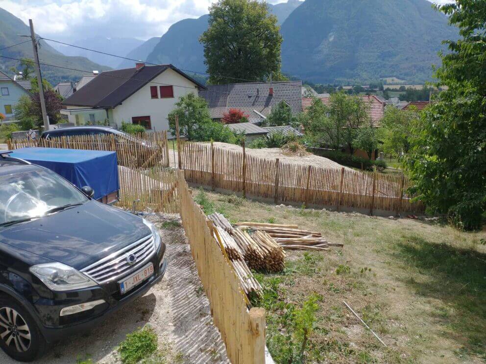 Clôture ganivielle française en bois de châtaignier de 100 cm de hauteur et avec un espacement de 2 cm. entre les lattes.