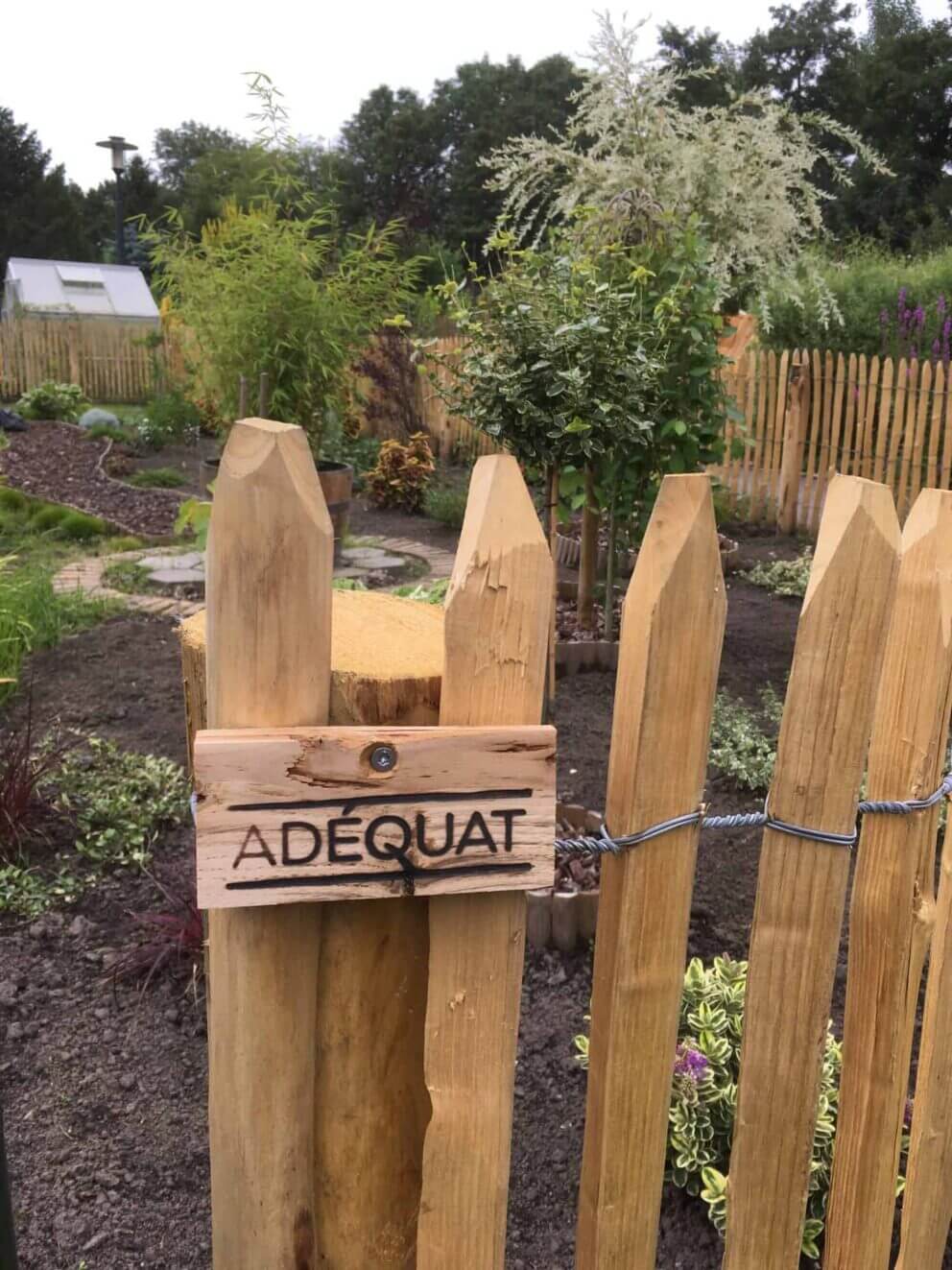 Clôture ganivielle française en bois de châtaignier de 100 cm de hauteur et avec un espacement de 4 cm. entre les lattes.