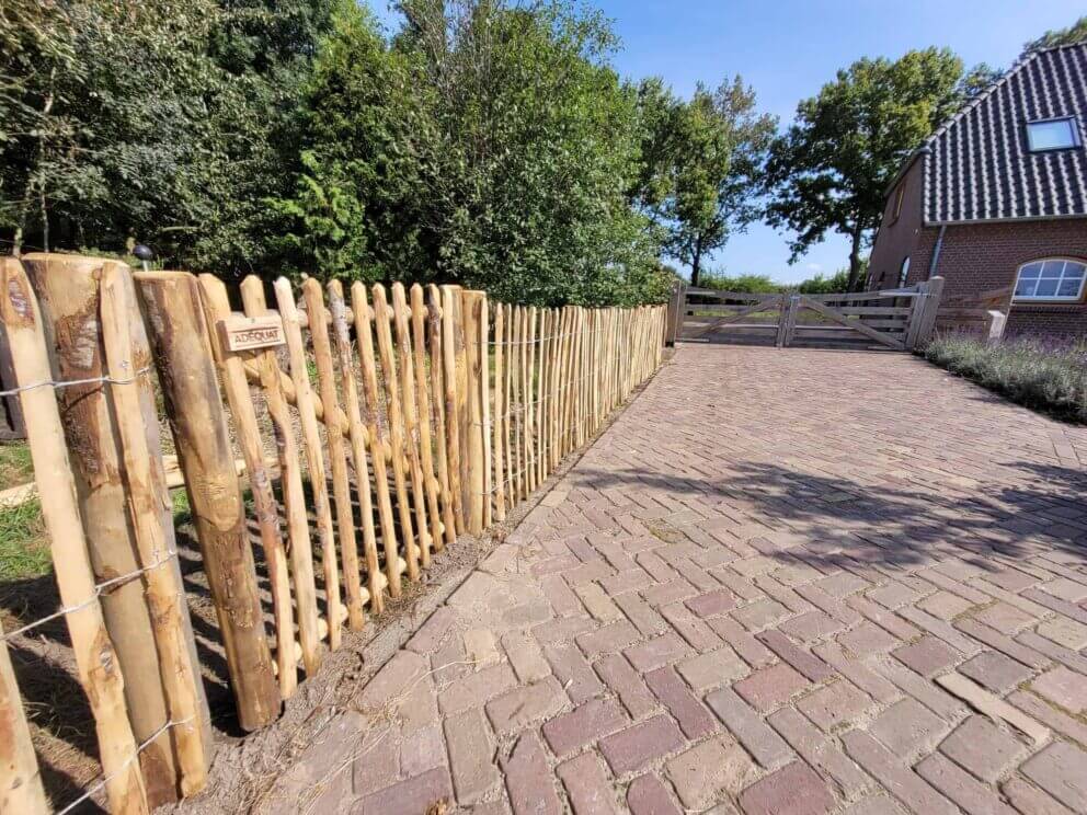 Clôture ganivielle française en bois de châtaignier de 100 cm de hauteur et avec un espacement de 6 cm. entre les lattes.