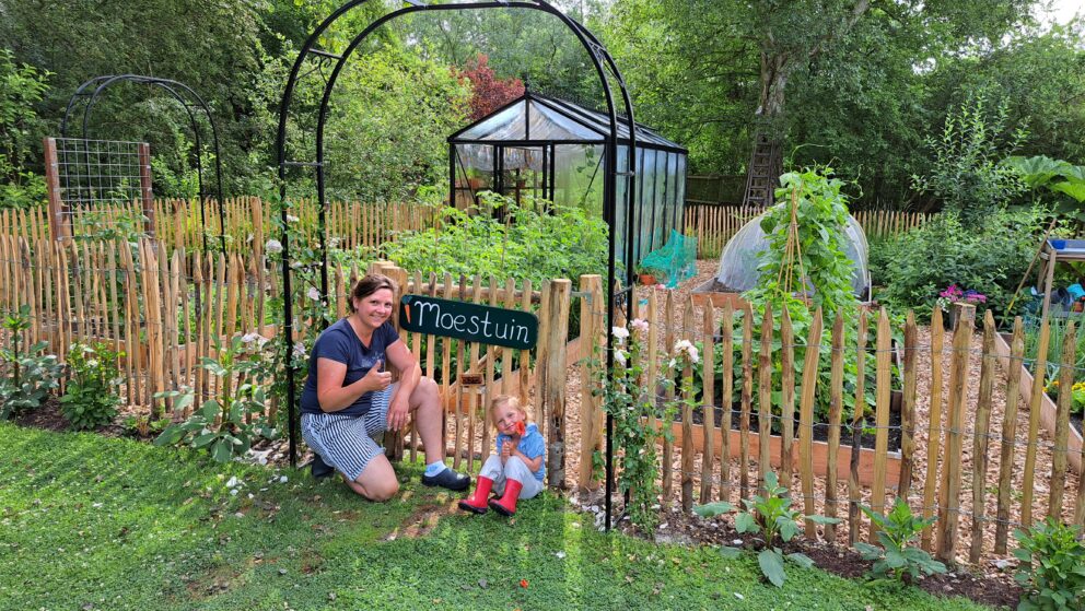 Clôture ganivielle française en bois de châtaignier de 100 cm de hauteur et avec un espacement de 4 cm. entre les lattes.