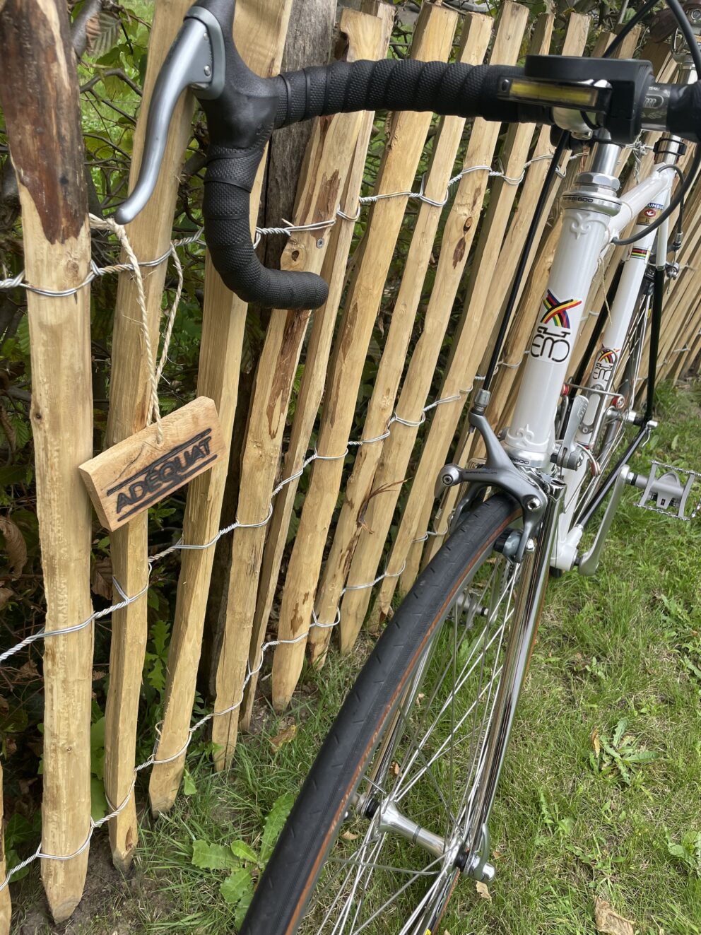 Clôture ganivielle française en bois de châtaignier de 100 cm de hauteur et avec un espacement de 4 cm. entre les lattes.